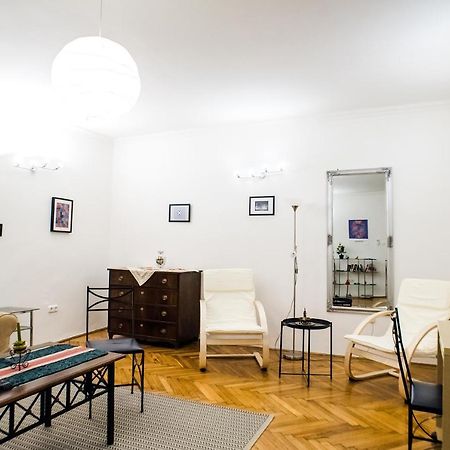 Apartment At The Deak Ferenc Ter Budapest Bagian luar foto