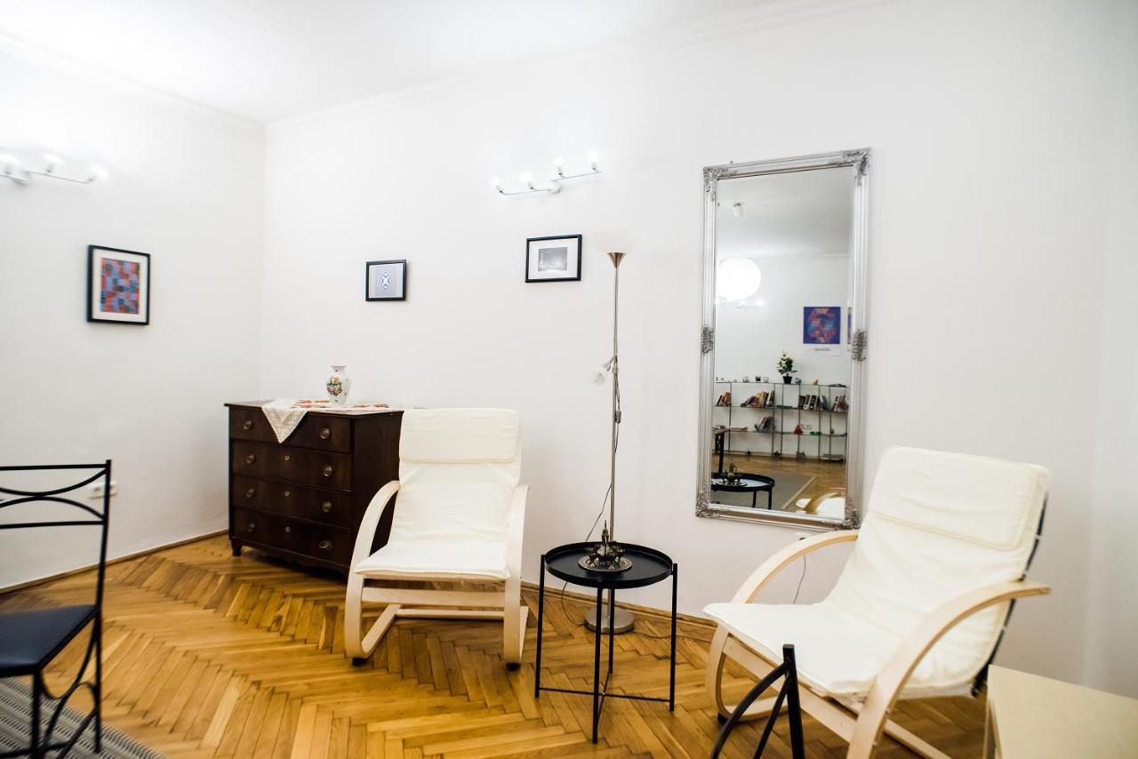 Apartment At The Deak Ferenc Ter Budapest Bagian luar foto